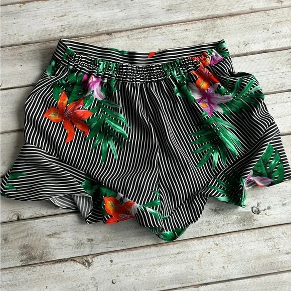Who What Wear, mini short, floral, stripes, ruffle, size 2 - Picture 6 of 9